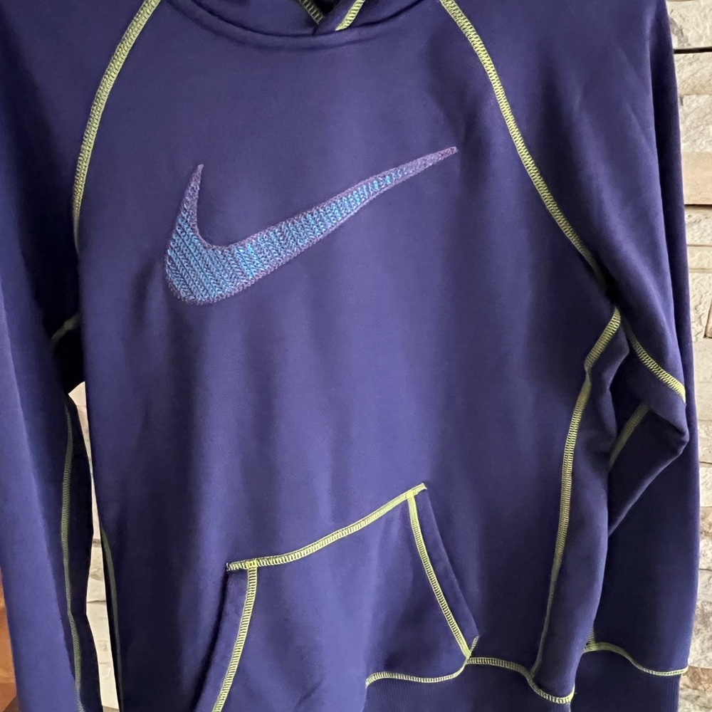 Nike Therma-Fit Sweatshirt in purple and Neon Yellow
